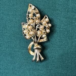 Vintage Floral Faux Pearl Brooch Pin Gold Tone Leaves Holiday Victorian READ